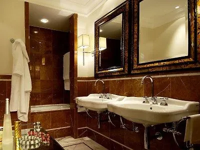 Hotel Corona D'Oro 1890 Болонья